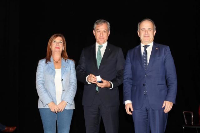 Eurocaja Rural recibe la medalla de oro de la UNED en Talavera