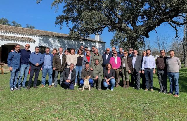 El presidente de Castilla-La Mancha visita en Oropesa la finca ‘El Dehesón del Encinar’