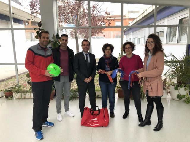 45 centros educativos de la provincia de Toledo reciben un kit con material deportivo