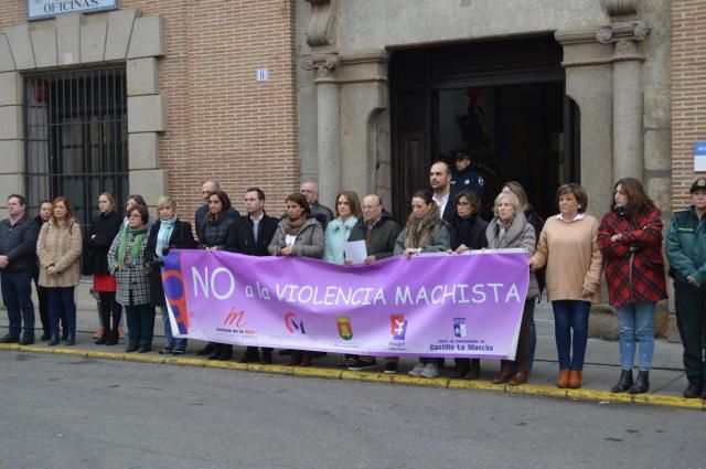 Talavera condena la violencia de género con un minuto de silencio en la puerta del Ayuntamiento