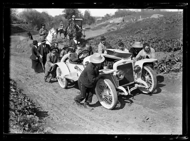 El Rey Alfonso XIII en un coche averiado y siendo empujado por un grupo de personas. 1920. Fondo Go?i. AHP Guadalajara