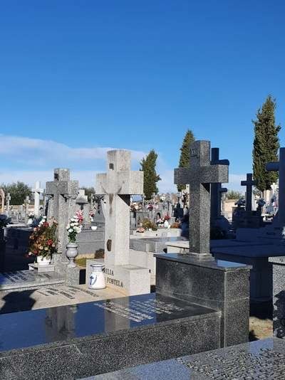 INADMISIBLE | Roban 43 crucifijos en el cementerio de San Martín de Pusa