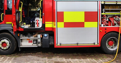 Susto en un supermercado de Talavera: los bomberos extinguen el incendio de una furgoneta 