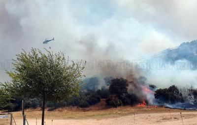 Así luchan contra el fuego en el embalse de Cazalegas