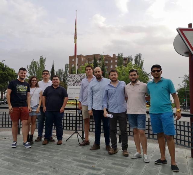 NNGG Guadalajara rinde homenaje a Miguel Ángel Blanco frente al monolito de las Víctimas del Terrorismo