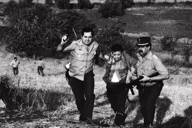 Blas Molina (izquierda) y Vicente Salguero, durante la detención de Antonio Izquierdo / Brígido Fernández (Diario Hoy)