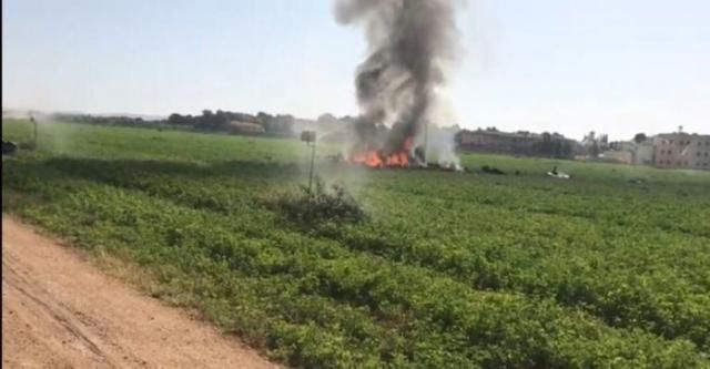 Incendio provocado al estrellarse el avión cerca de la base aérea de Los Llanos