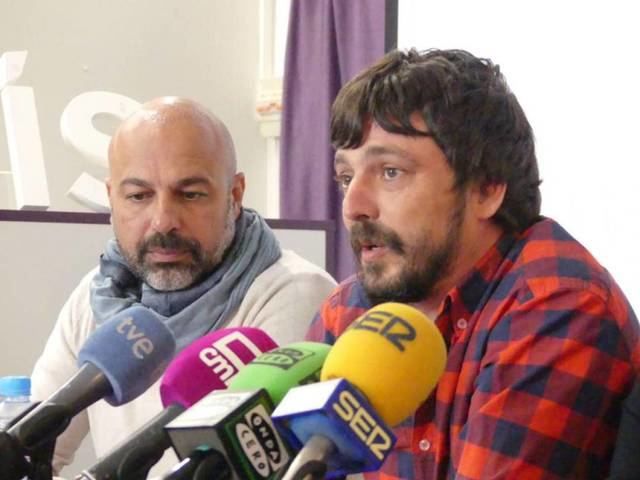 Sergio Ortiz (d) junto al líder de Podemos en la región, José García Molina