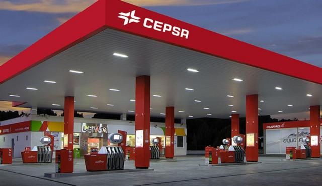 Gasolinera Cepsa - Imagen de archivo 