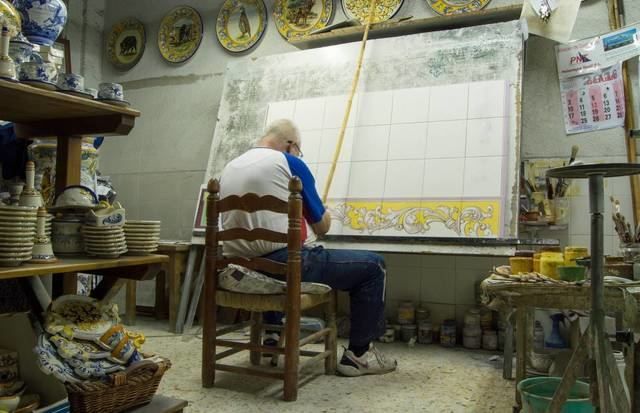  Un artesano de Talavera de la Reina, en su taller de cerámica. IPCE | Ministerio de Cultura 