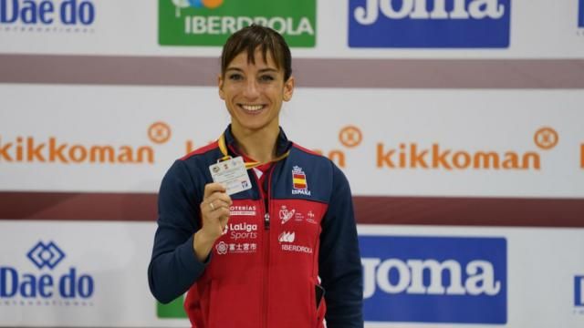 Sandra con su oro parisino.