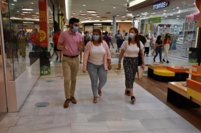 TALAVERA | La visita de la alcaldesa al Centro Comercial Los Alfares