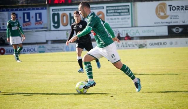 El delantero coruñés en un partido de esta temporada con el Coruxo.