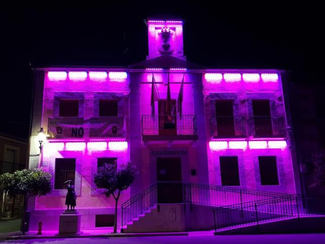 NAVALCÁN | El Ayuntamiento se ilumina de morado por el Día Internacional contra la Violencia hacia las Mujeres