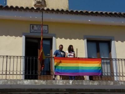 La bandera arcoíris luce en el consistorio de La Torre de Esteban Hambrán