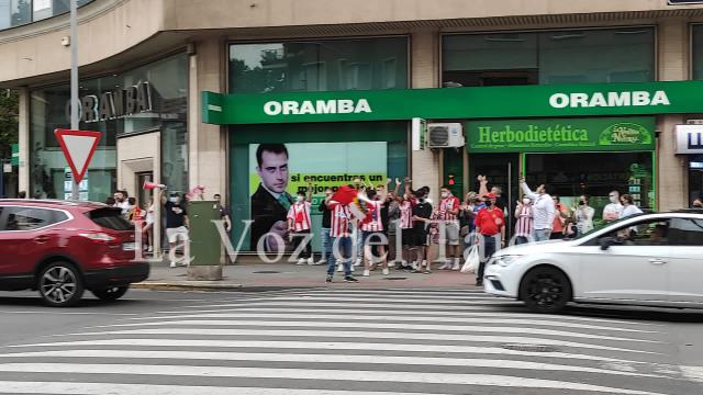 Los aficionados atléticos toman la calle por La Liga