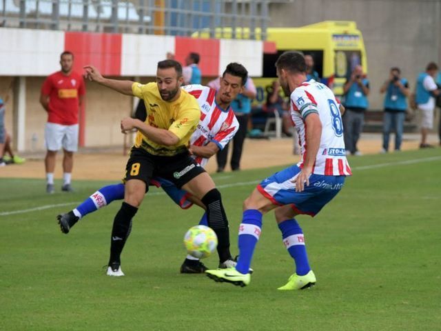 El jugador del Villarrubia Arroyo intenta marcharse de dos defensores del Algeciras.
