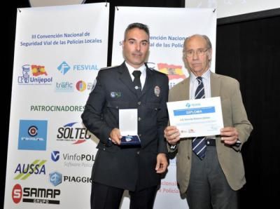 El policía gamonino Eduardo Romero recibe la Medalla de Oro a la Educación Vial de UNIJEPOL