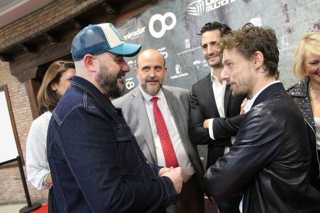 El vicepresidente regional, José Luis Martínez Guijarro, asistió ayer en Cuenca al preestreno de ‘Rocambola’, del cineasta conquense Juanra Fernández.