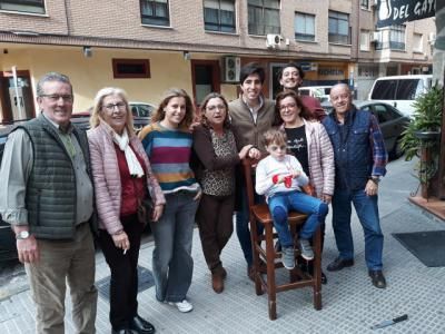 El matador toledano Álvaro Lorenzo comparte viandas en el talaverano Bar Toni con un grupo de amigos