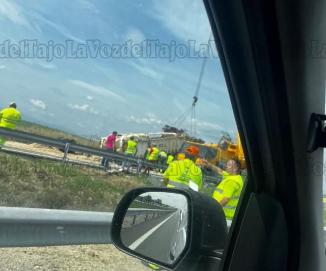 Trasladan al Hospital de Talavera al conductor herido, de 39 años, tras colisionar dos camiones