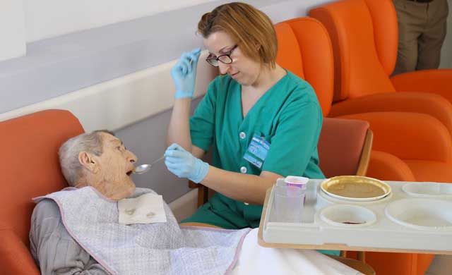 El programa de voluntarios ayudará a 200 mayores en el Hospital de Talavera