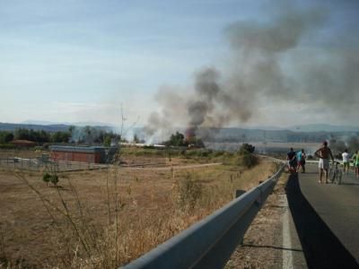 Declarado un incendio en la urbanización de Espinosillo