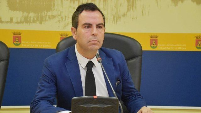 El portavoz del PSOE en el Ayuntamiento de Talavera de la Reina, José Gutiérrez, en rueda de prensa