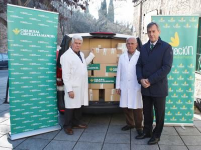 Caja Rural CLM dona a la ONG 'El Amigo de los Pobres' casi una tonelada de alimentos