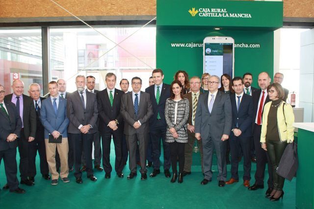 Foto de familia en el stand de Caja Rural Castilla-La Mancha