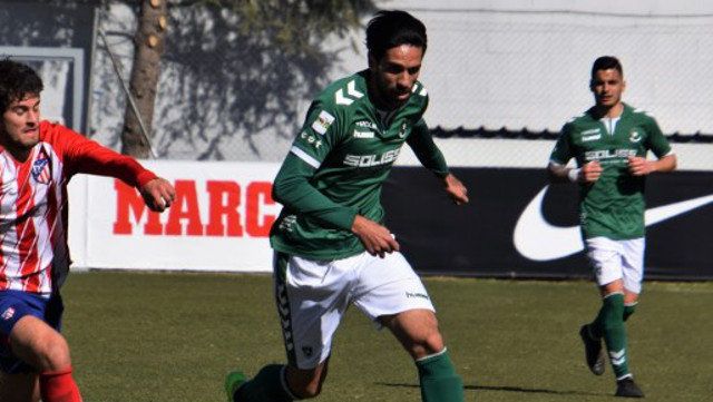 El jugador del CD Toledo Lassad Nouioui se mantiene estable dentro de la gravedad