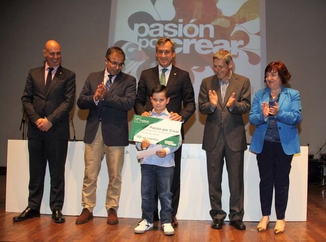 De i. a d. Vicente Muñoz, Jesús Carrascosa, Javier López, Jesús Fuentes y Carmen Morales entregan un premio a Iker Arroyo