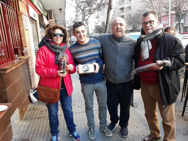 Toni junto a tres de los agraciados.