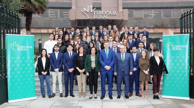 Foto de familia ante la sede de la entidad crediticia.