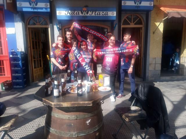 Los aficionados de Yecla en la sede de la peña talaverana antes del partido.