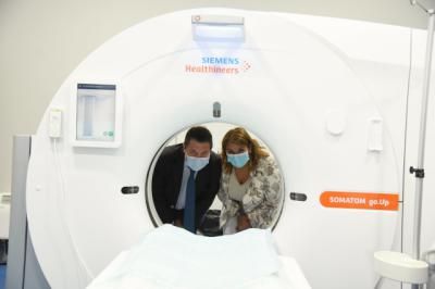 TALAVERA | Page visita el nuevo TC y la sala de radiología digital del hospital