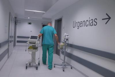 Herido grave un trabajador de 27 años al caer desde un tejado