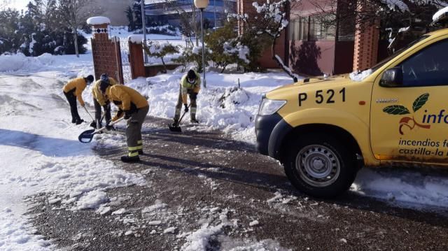 TEMPORAL | Geacam y Tragsa realizan labores de limpieza en 112 centros educativos 