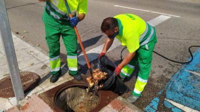 El Ayuntamiento limpia los imbornales ante la previsión de lluvias