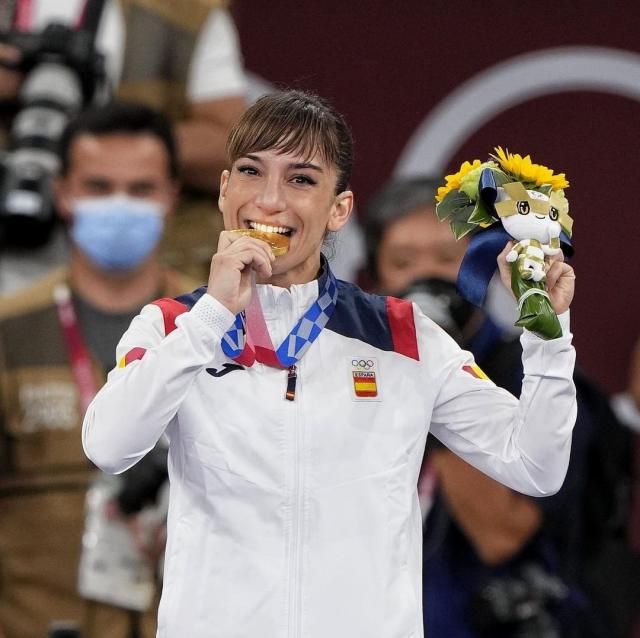 Sandra Sánchez con la medalla de oro en los JJOO de Tokio