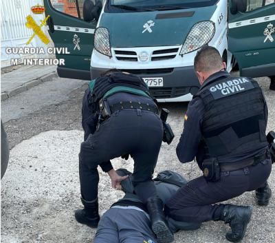 Intenta atropellar a un guardia civil y huye a gran velocidad