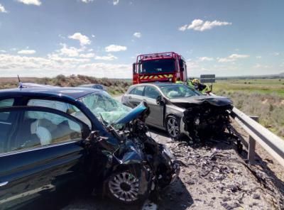 Fallece una persona y otra resulta herida al chocar dos coches