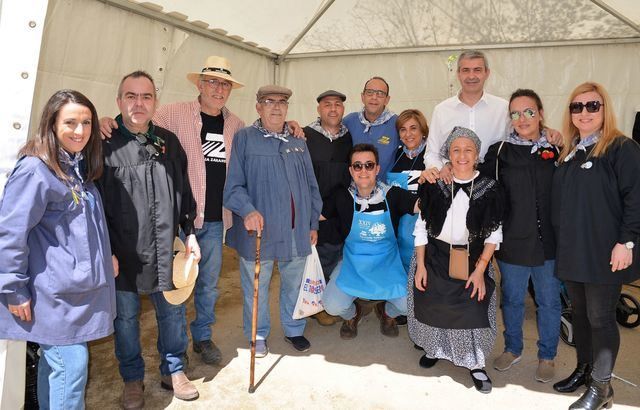 Álvaro Gutiérrez asiste a las emblemáticas fiesta del Olivo de Mora