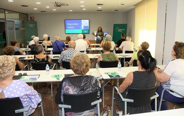 Eurocaja Rural imparte un taller de `Seguridad Digital´ para mayores de 60 años