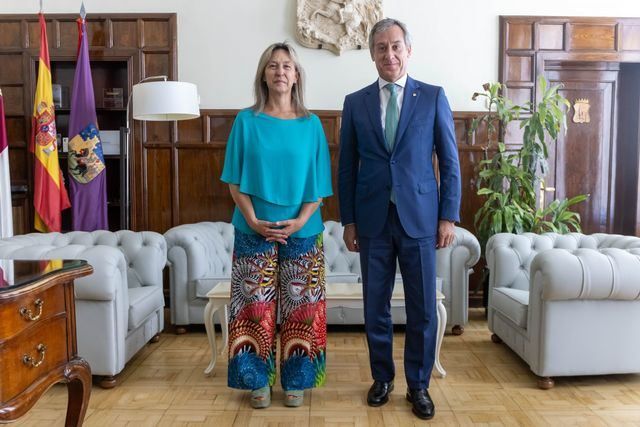 Visita de Javier López, presidente de Eurocaja Rural, a Ana Guarinos López, alcaldesa de Guadalajara.