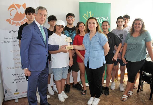 Javier López Martín, presidente de la Fundación Eurocaja Rural, entregó el trofeo que distingue esta ayuda a Susana Núñez, presidenta de APANDAGU, en presencia de un nutrido grupo de jóvenes de la asociación.