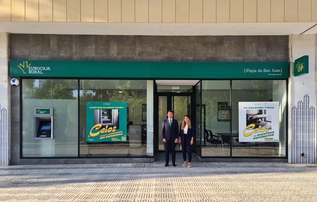 Oficina Playa de San Juan. DT Alicante, Sebastián Rodríguez, junto a la directora de la oficina, Patricia Pérez Piñana.