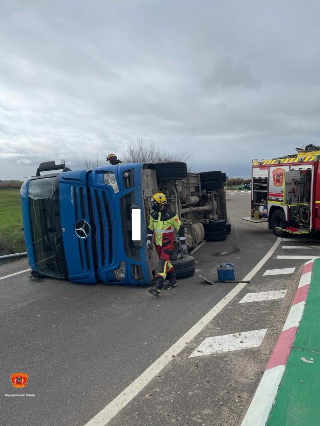 Aparatoso accidente de un camión en Talavera de la Reina