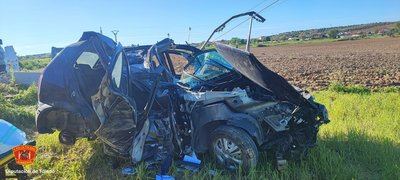 Un muerto y dos heridos tras el choque de un coche contra un poste eléctrico