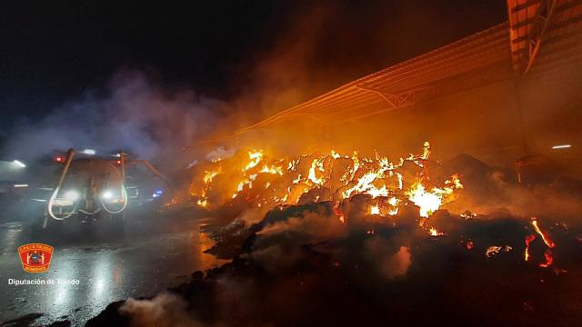 Impactantes imágenes del incendio en una nave agrícola de Talavera la Nueva: al menos 16 terneros muertos